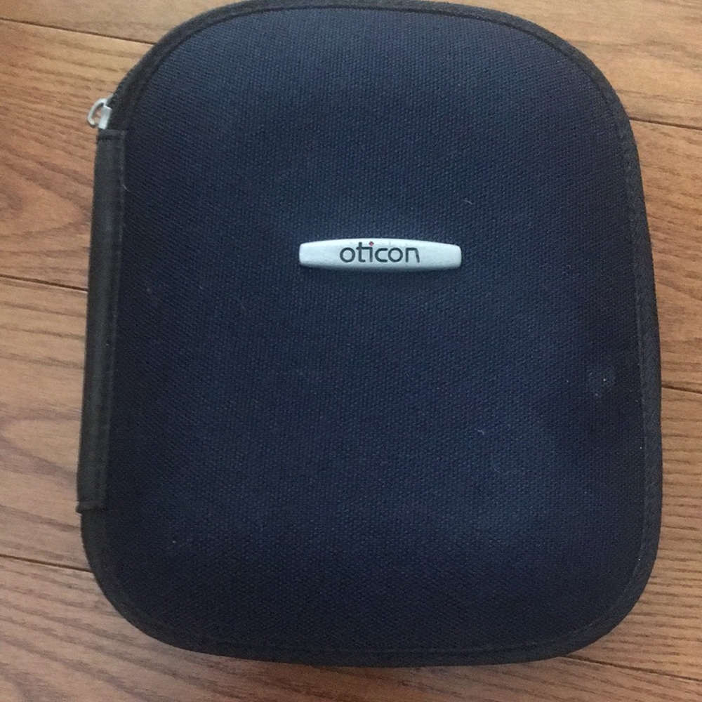 Carry Case Blk 6 pockets missing zipper piece but zipper works